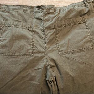 So wide leg pull on pant. Olive. XL